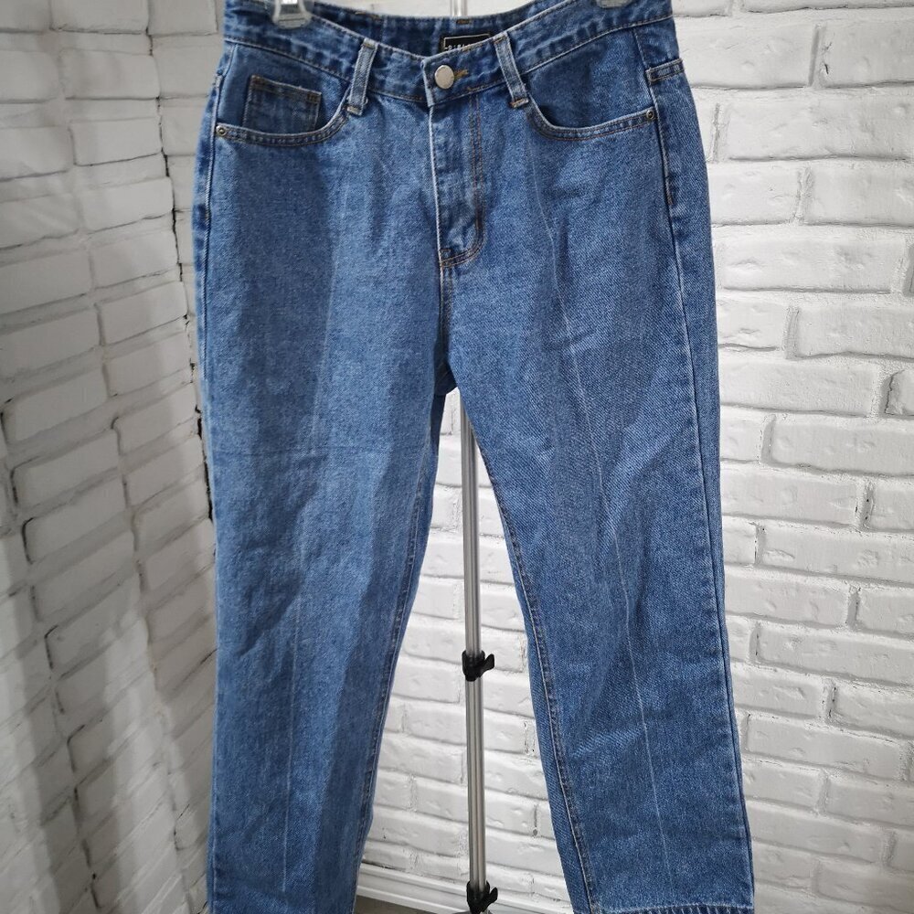 D:Play Brands Ladies Size 28 Straight Legs Medium Wash Blue Jeans